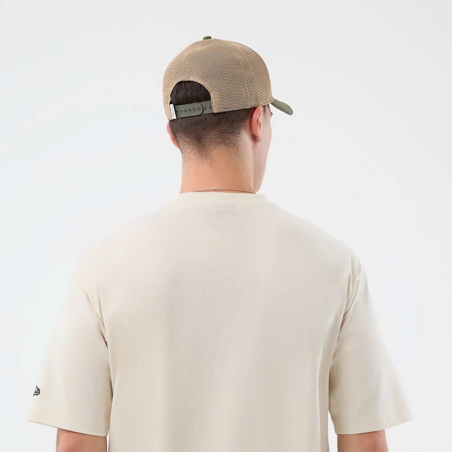The model is wearing this New Era Dessert Graphic Oversized T-Shirt in light beige. 8