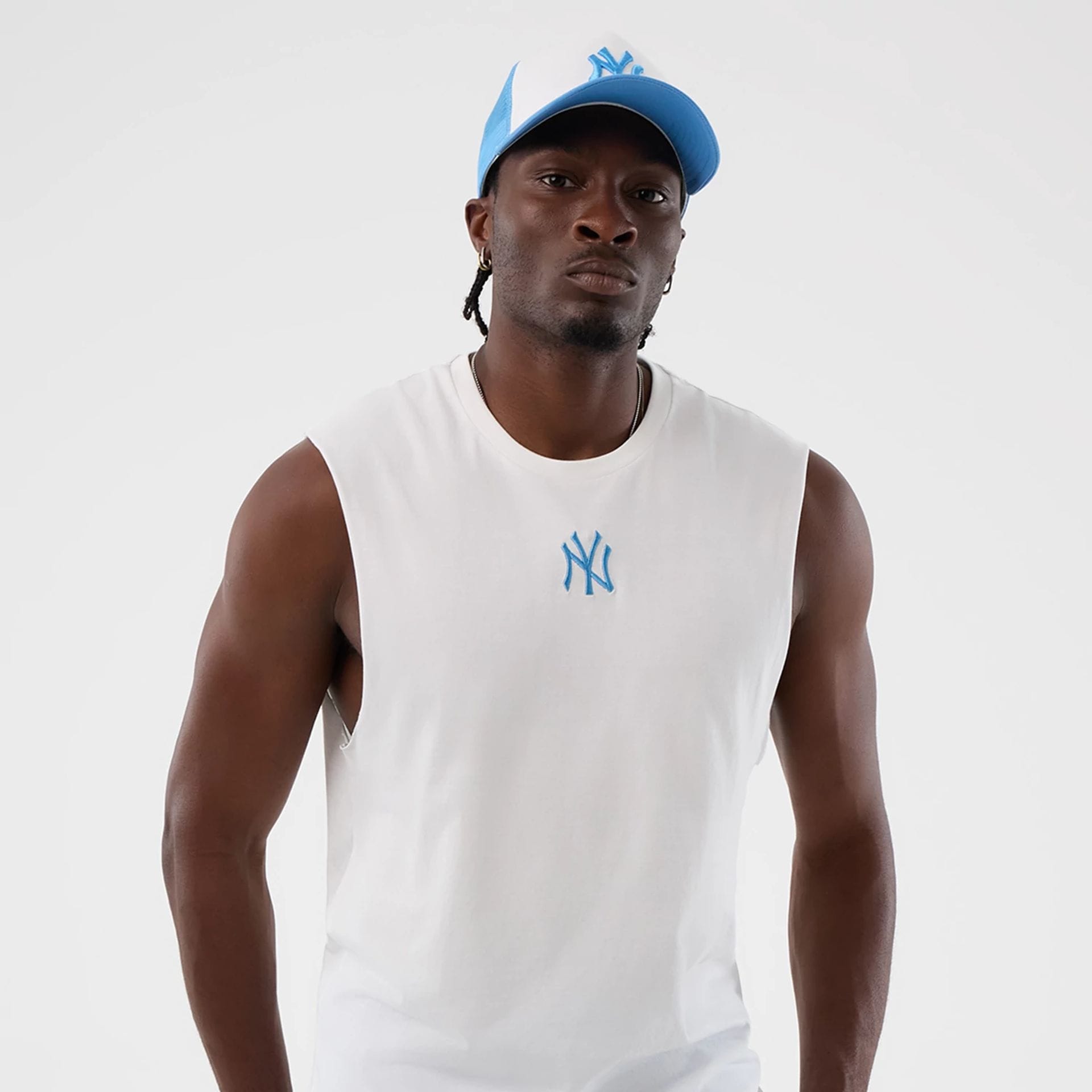 The model is wearing this MLB League Essential New York Yankees Vest in white. 3