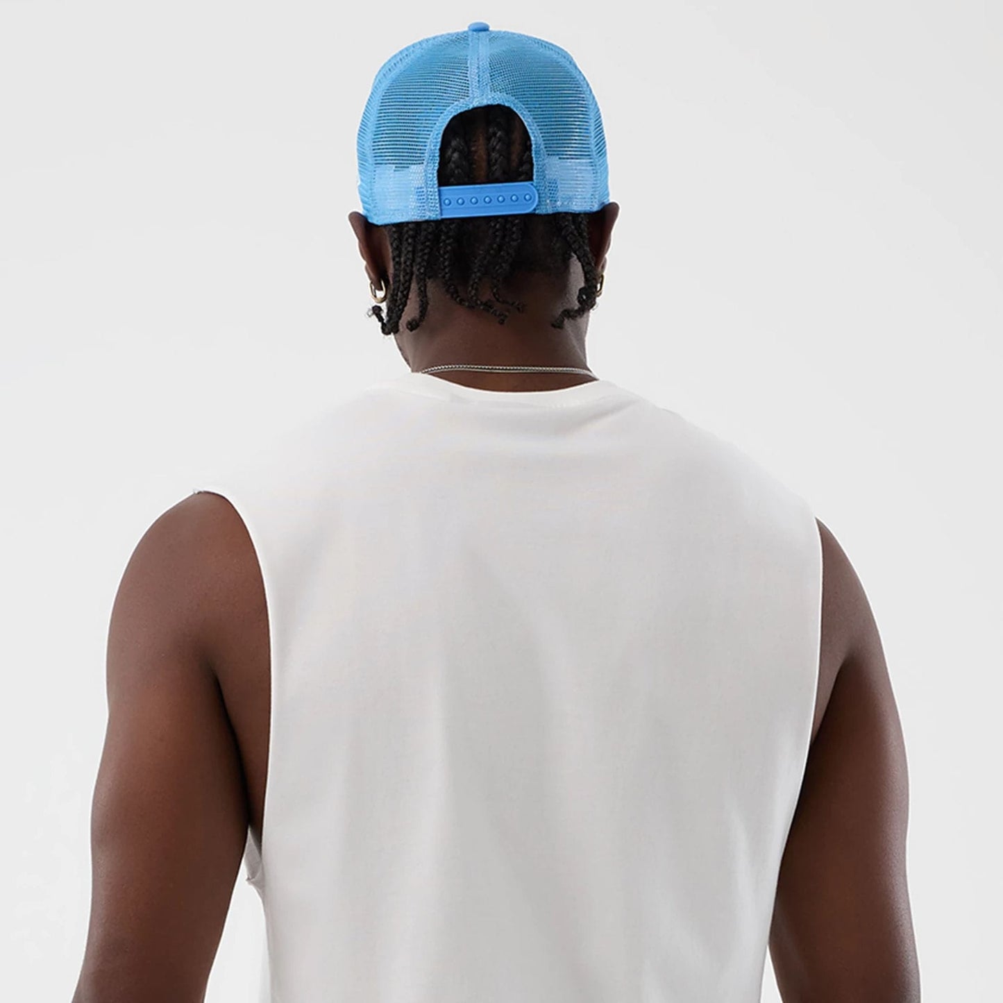 The model is wearing this MLB League Essential New York Yankees Vest in white. 7