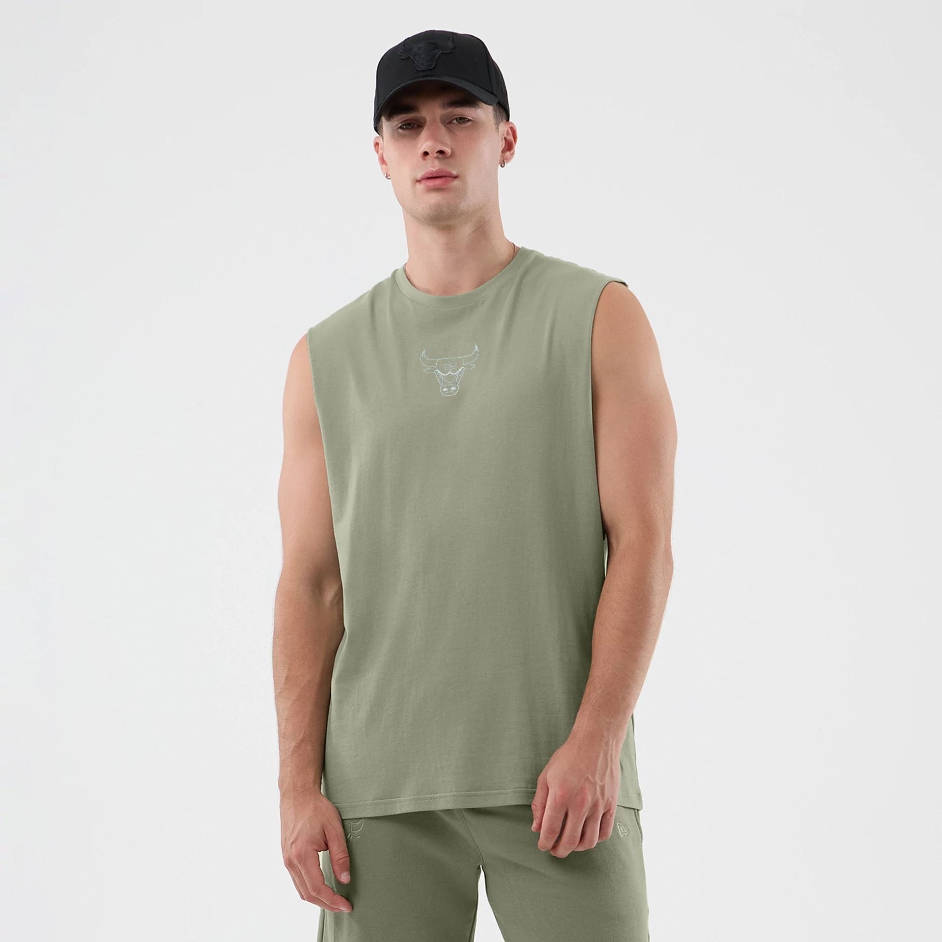 The model is wearing this NBA League Essential Chicago Bulls Vest in pastel green. 1