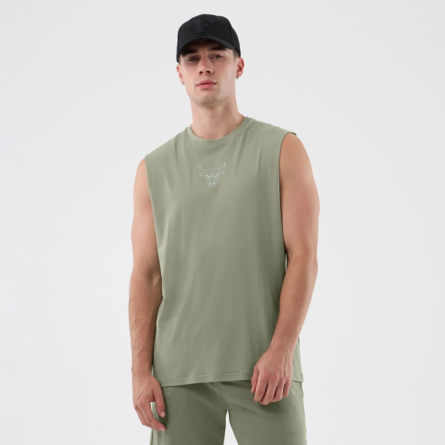 The model is wearing this NBA League Essential Chicago Bulls Vest in pastel green. 1