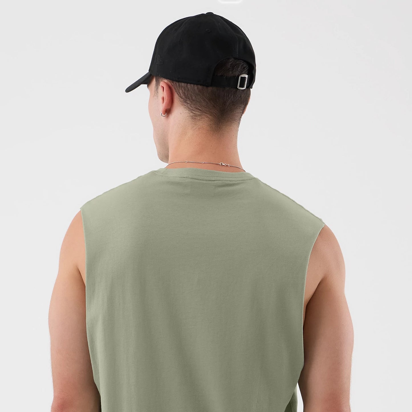 The model is wearing this NBA League Essential Chicago Bulls Vest in pastel green. 7