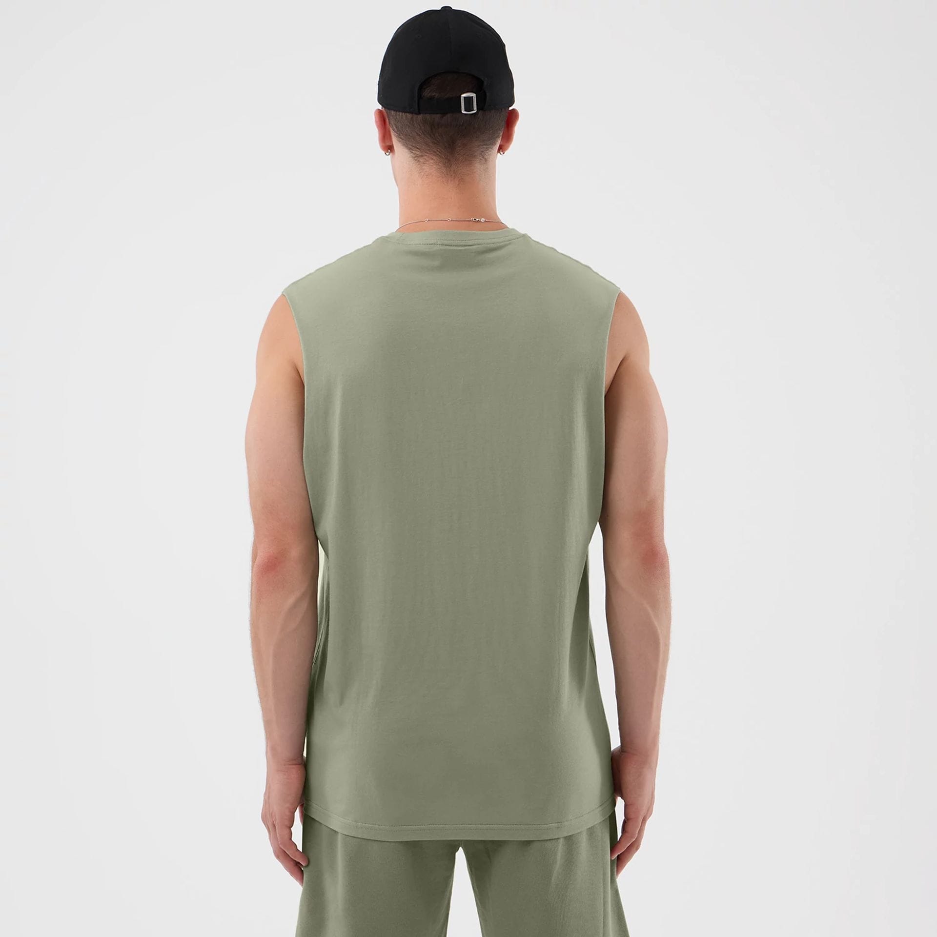 The model is wearing this NBA League Essential Chicago Bulls Vest in pastel green. 2