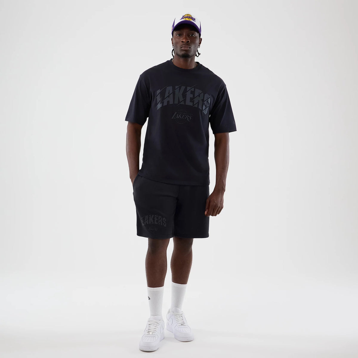 The model is wearing this NBA Core Plus LA Lakers Oversized T-Shirt in navy. 8