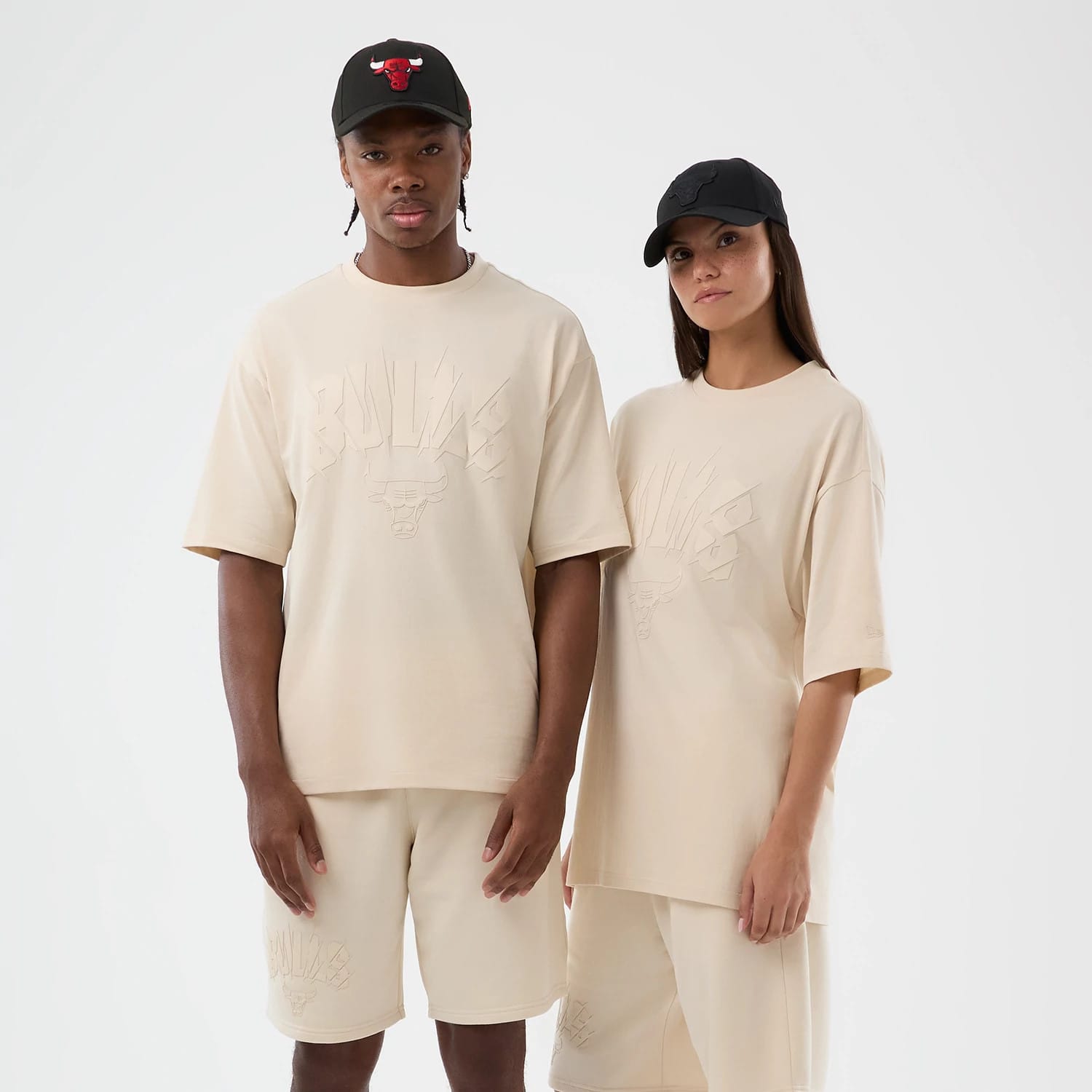 The model is wearing this NBA Core Plus Chicago Bulls Oversized T-Shirt in light beige. 1