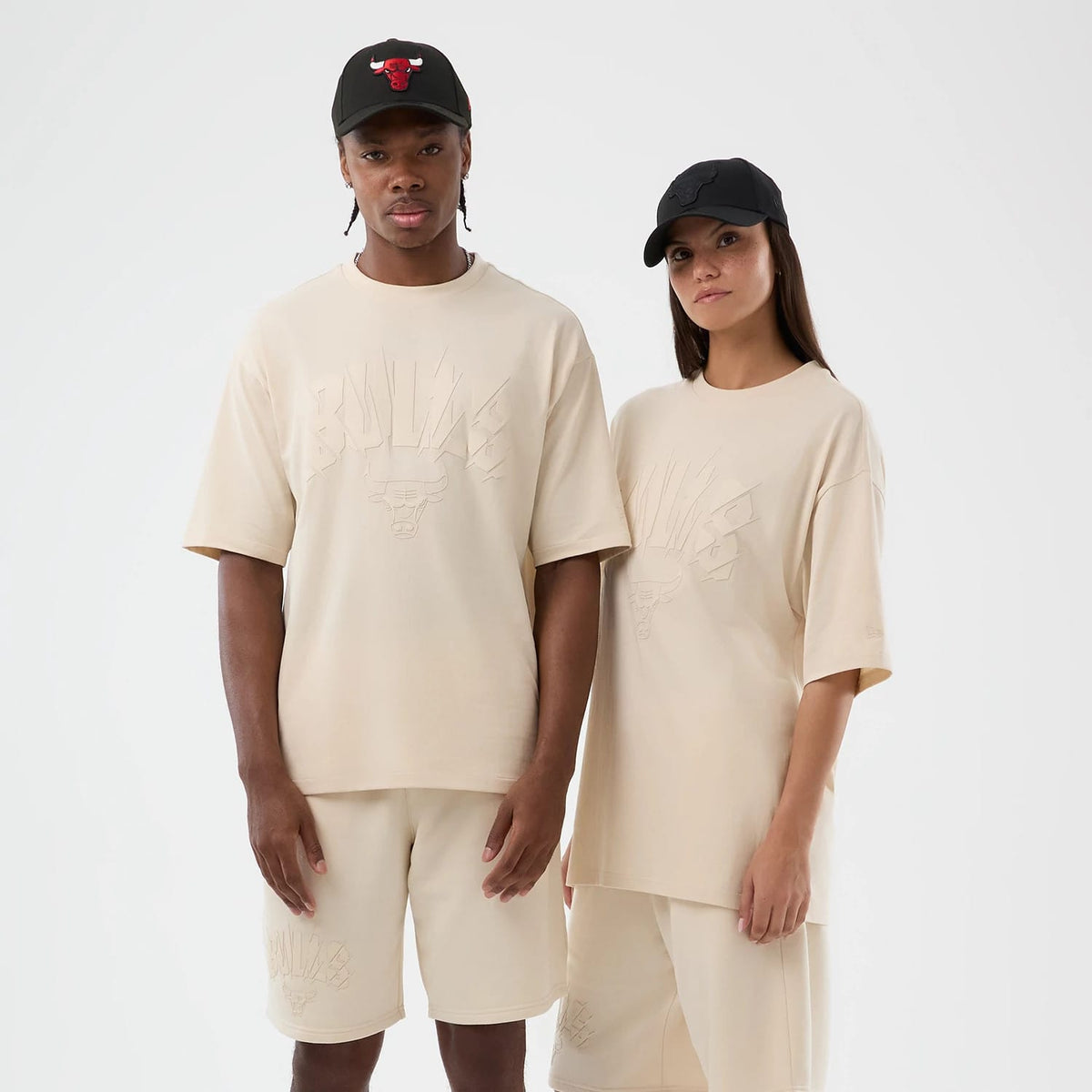 The model is wearing this NBA Core Plus Chicago Bulls Oversized T-Shirt in light beige. 1