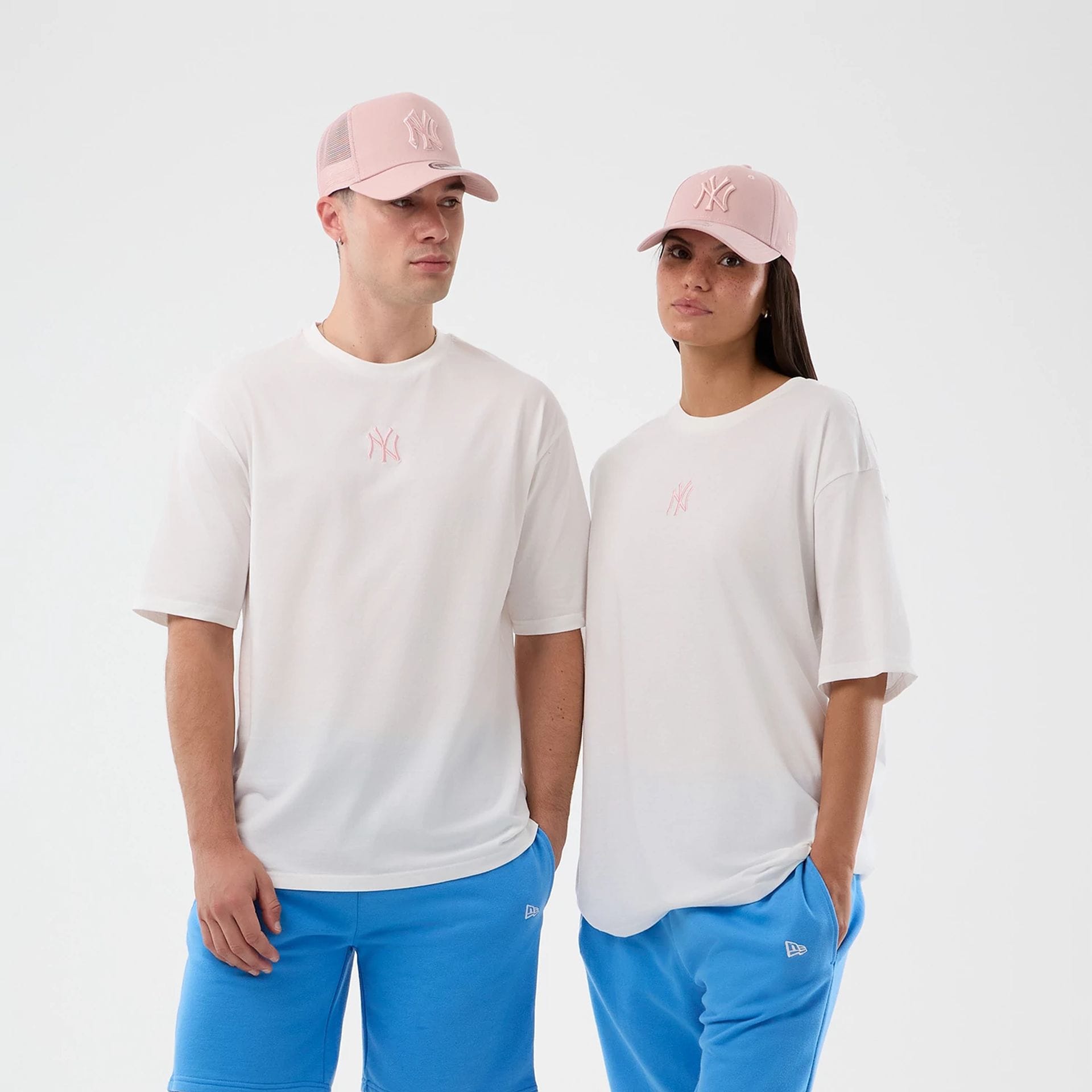 The model is wearing this MLB League Essential New York Yankees Oversized T-Shirt in white. 1