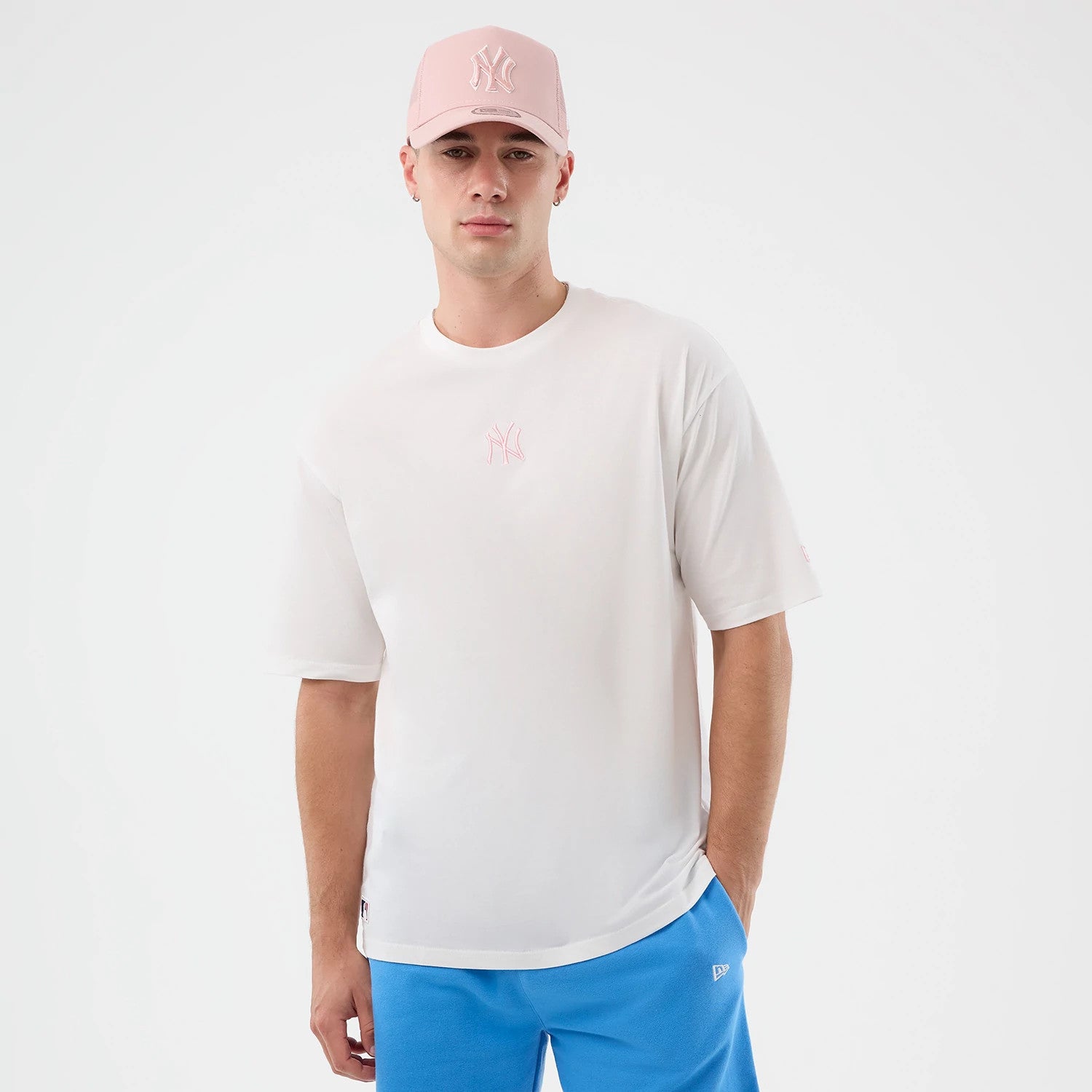 The model is wearing this MLB Midi League Essential New York Yankees Oversized T-Shirt in white. 3