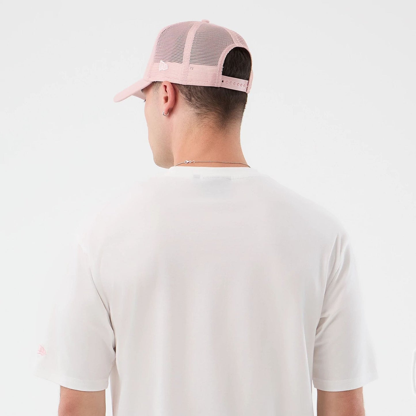 The model is wearing this MLB League Essential New York Yankees Oversized T-Shirt in white. 8