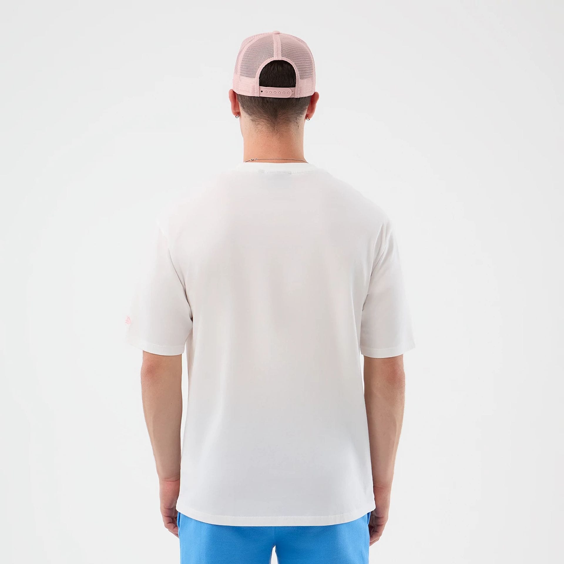 The model is wearing this MLB League Essential New York Yankees Oversized T-Shirt in white. 2