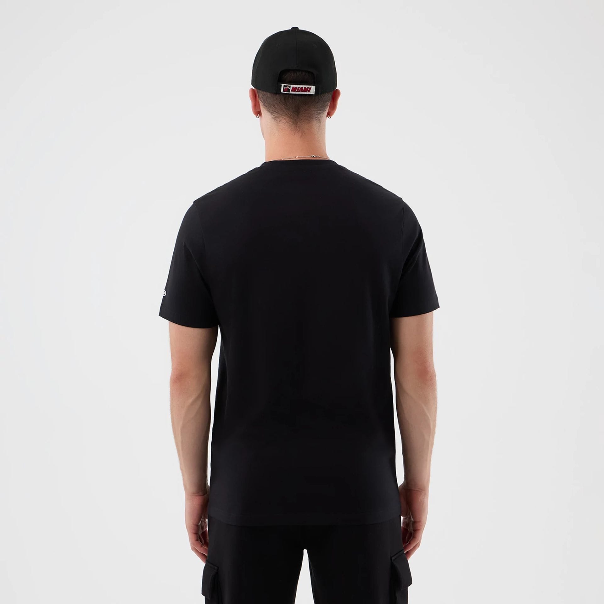 The model is wearing this NBA Graphic Miami Heat T-Shirt in black. 2