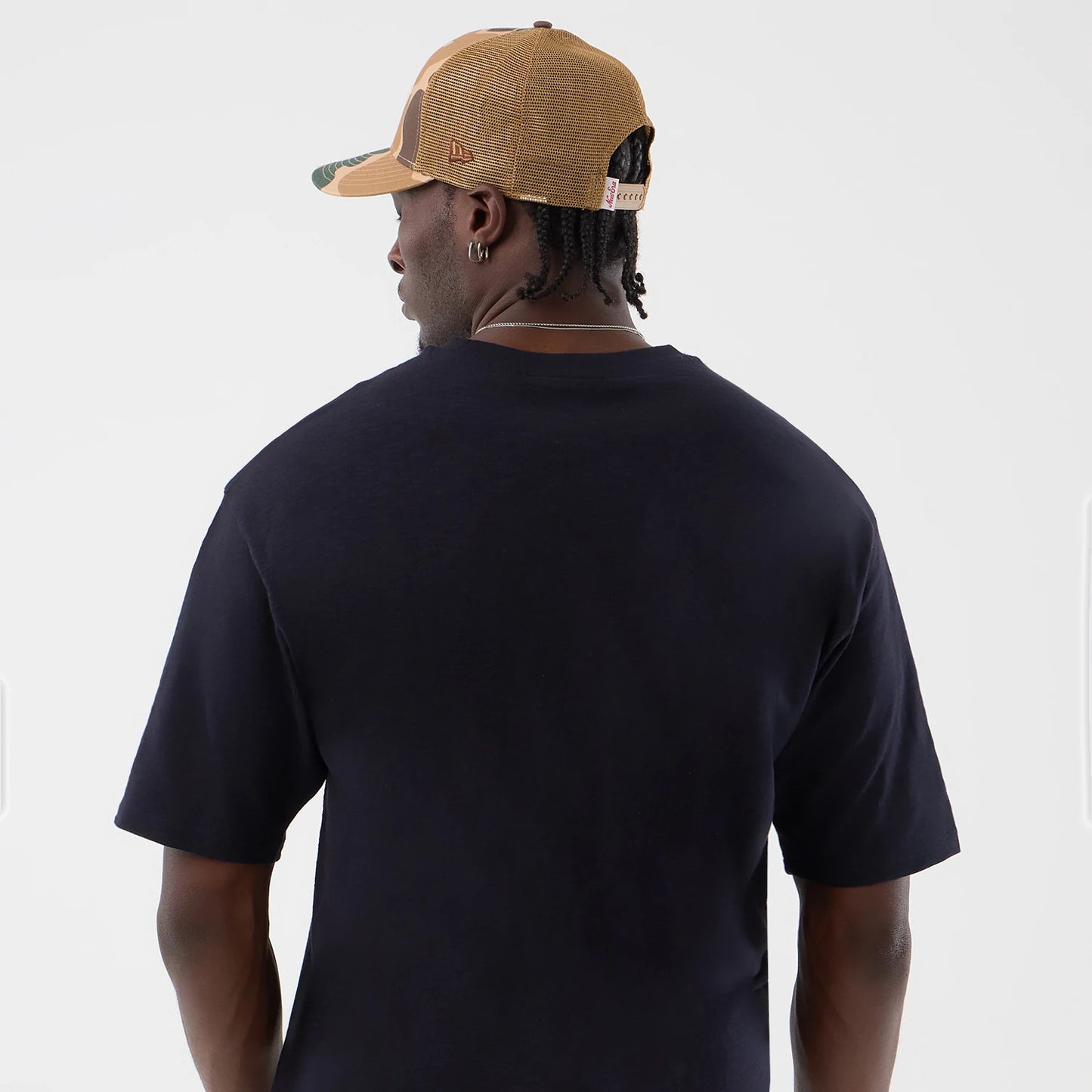 The model is wearing this New Era Slub Oversized T-Shirt in navy. 7