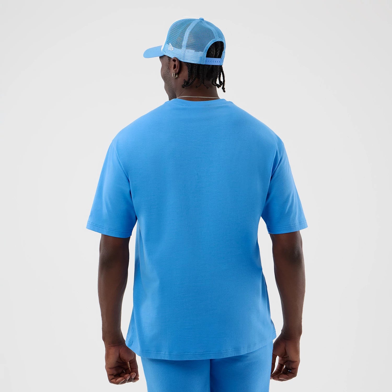 The model is wearing this MLB League Essential New York Yankees Oversized T-Shirt in pastel blue. 2