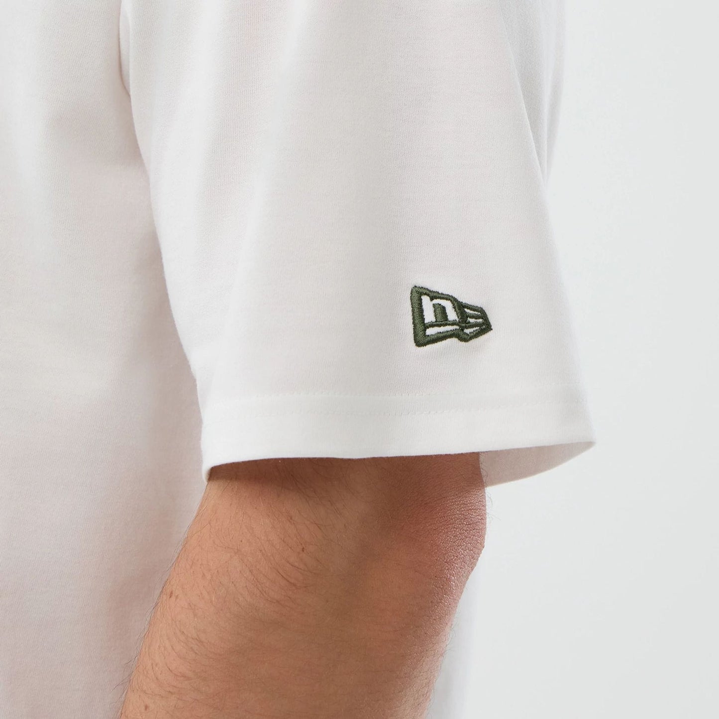 The model is wearing this MLB Infill New York Yankees Oversized T-Shirt in white. 8