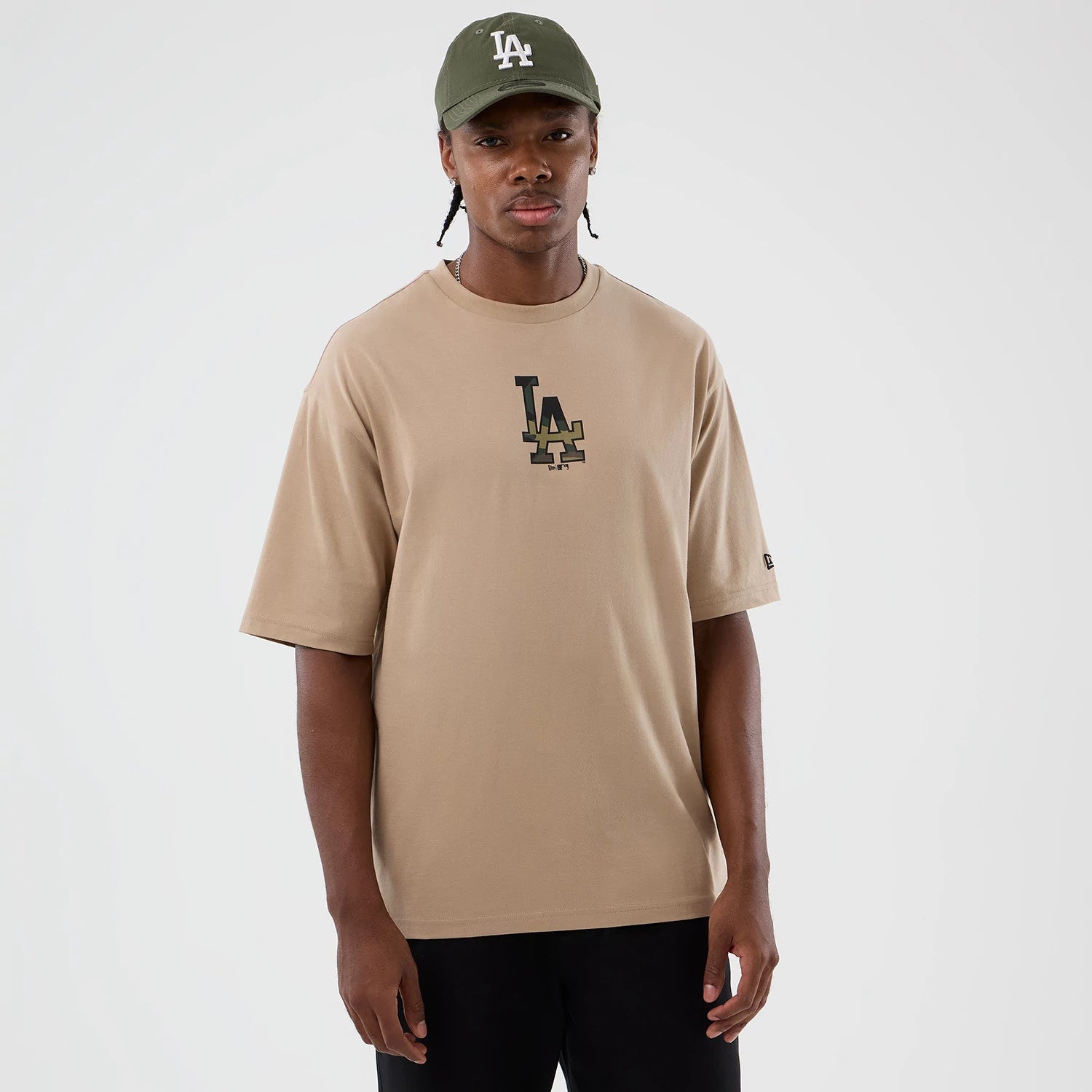 The model is wearing this MLB Infill LA Dodgers Oversized T-Shirt in light beige. 3