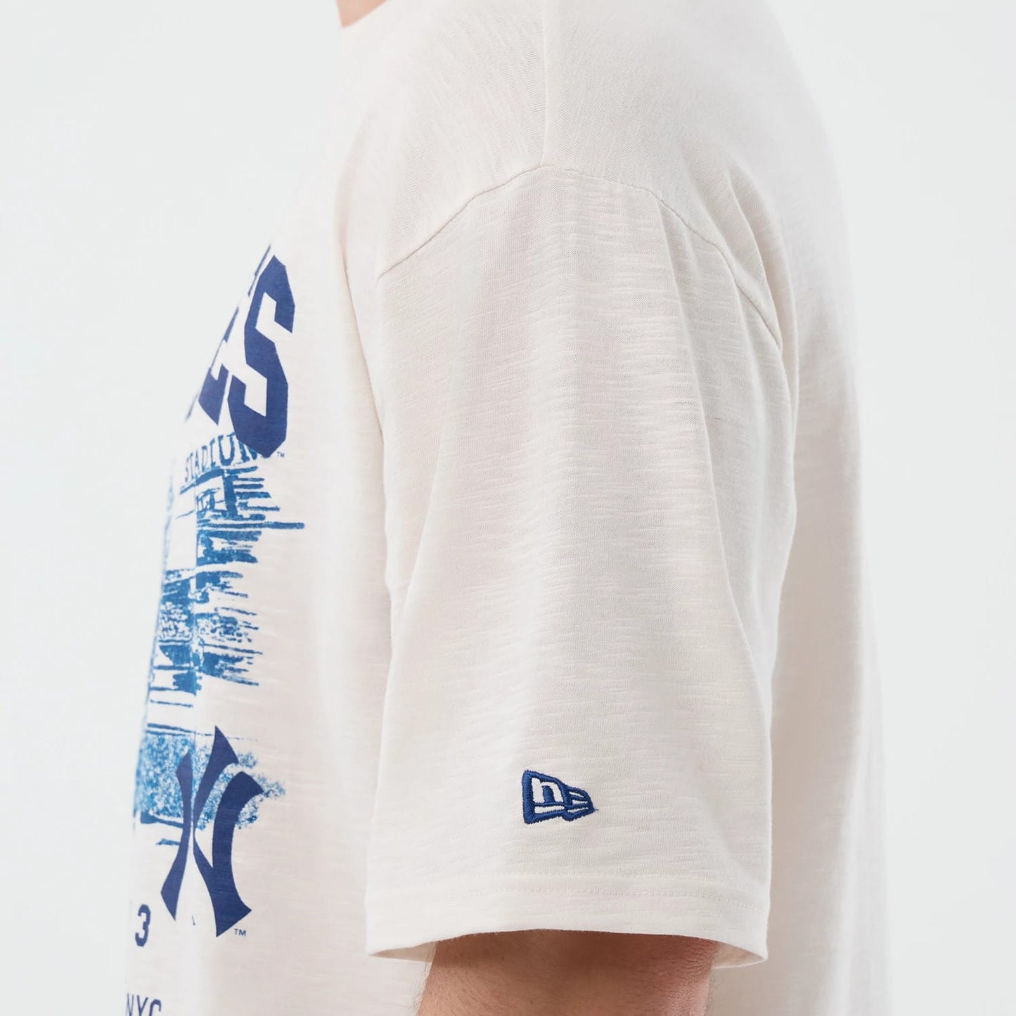 The model is wearing this MLB Slub New York Yankees Oversized T-Shirt in open white. 7