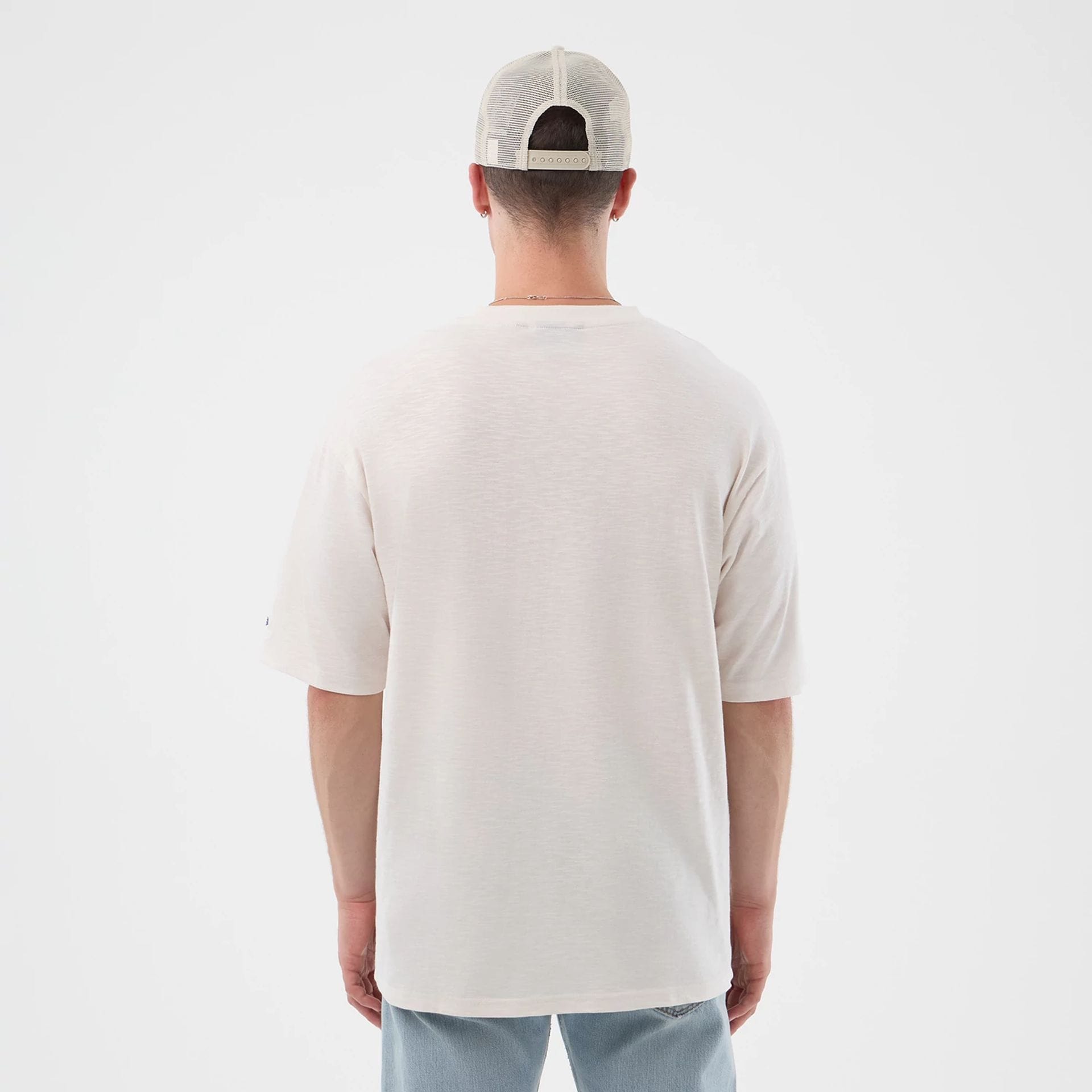 The model is wearing this MLB Slub New York Yankees Oversized T-Shirt in open white. 2