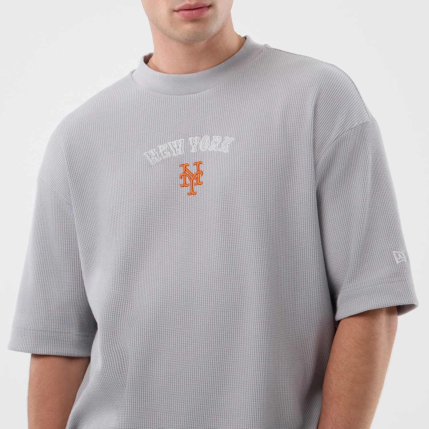 The model is wearing this MLB Waffle New York Mets T-Shirt in grey. 4