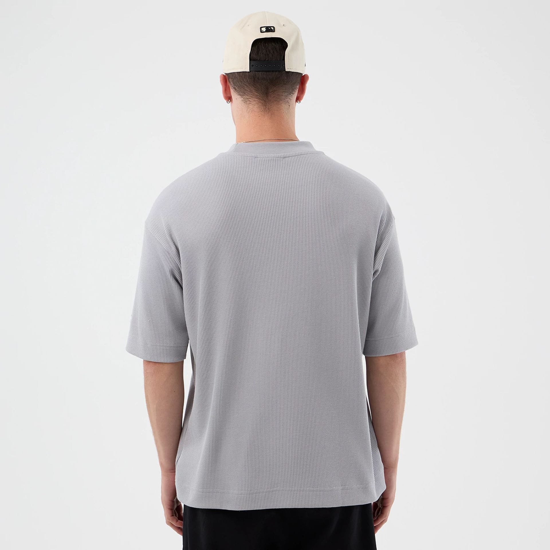 The model is wearing this MLB Waffle New York Mets T-Shirt in grey. 2