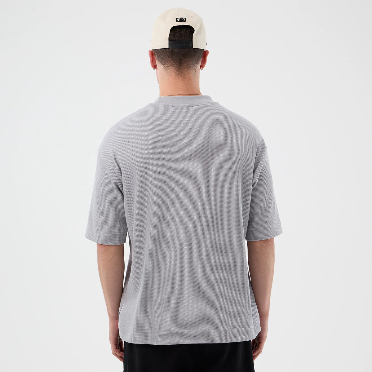 The model is wearing this MLB Waffle New York Mets T-Shirt in grey. 2