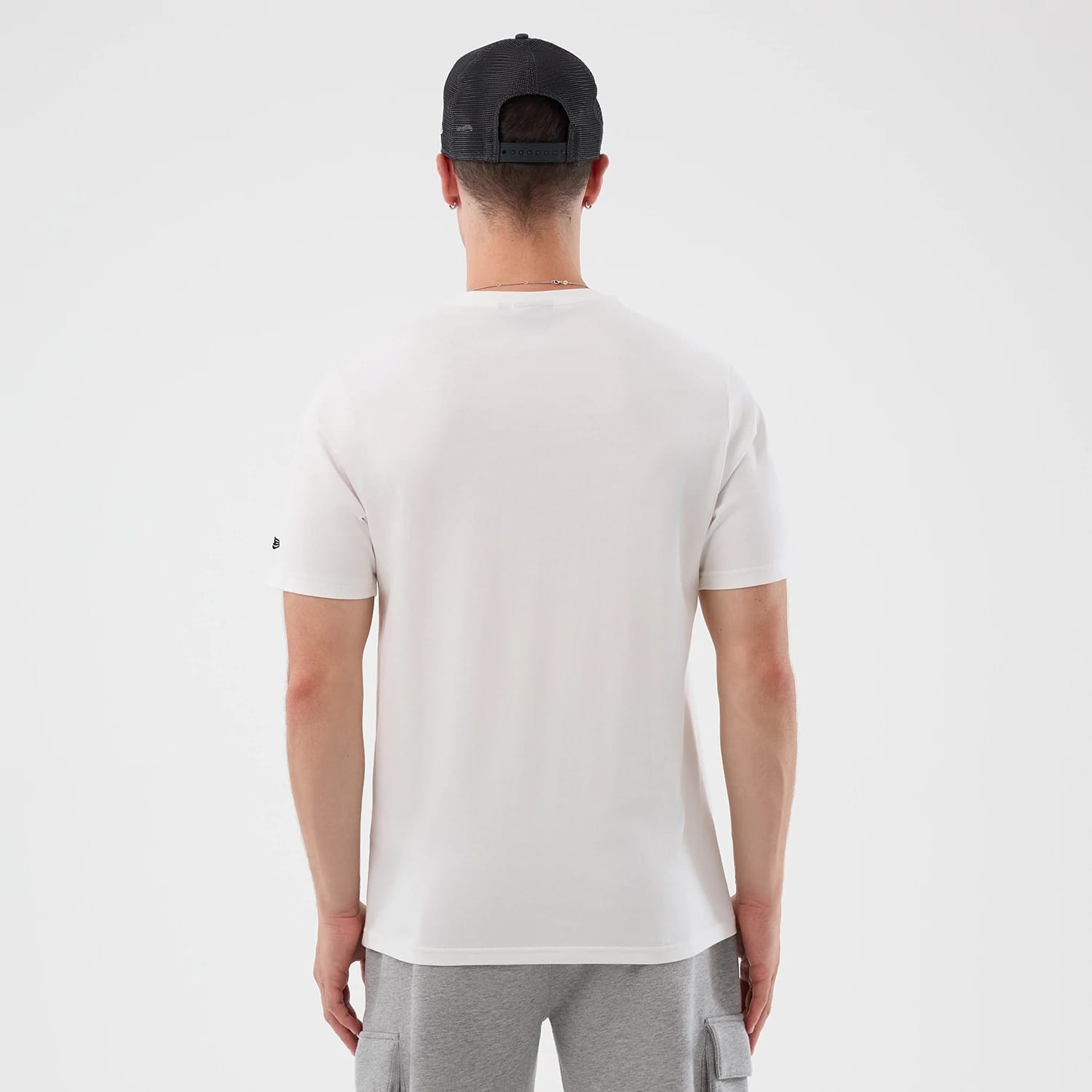 The model is wearing this NBA Beach Graphic Chicago Bulls T-Shirt in white. 2