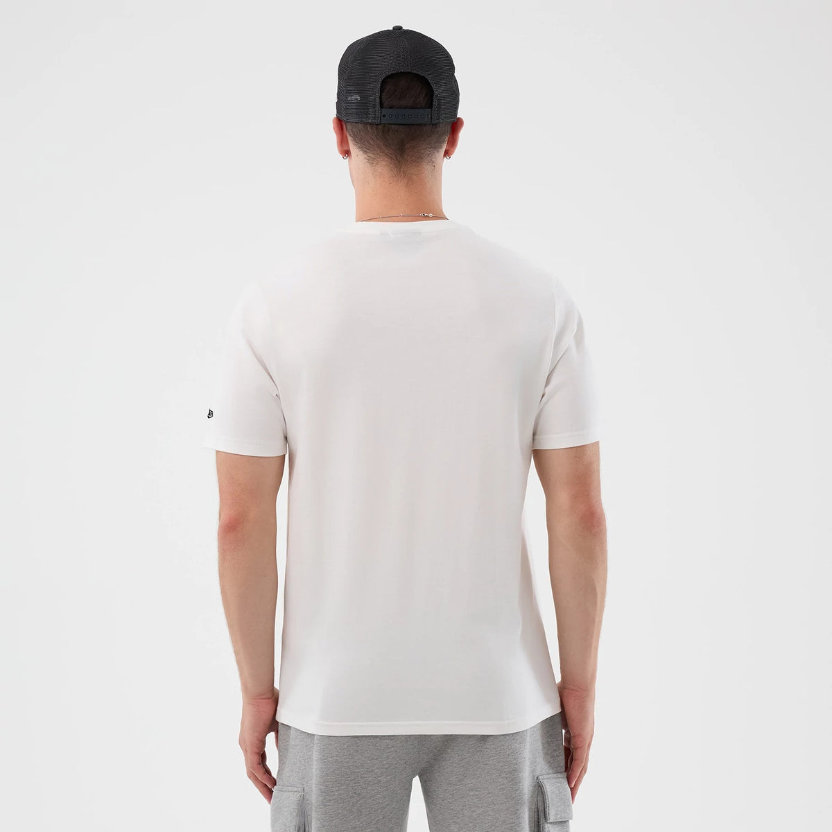 The model is wearing this NBA Beach Graphic Chicago Bulls T-Shirt in white. 2