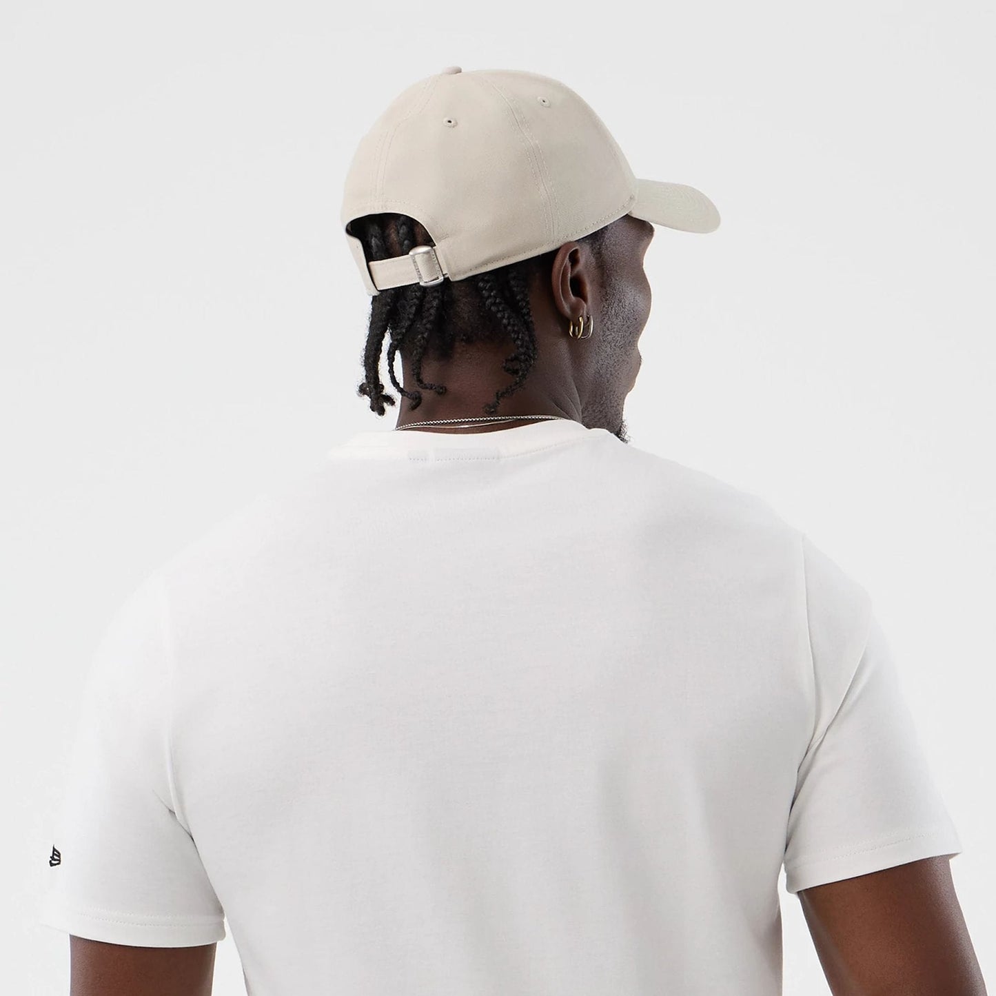 The model is wearing this NBA Beach Graphic LA Lakers T-Shirt in white. 7