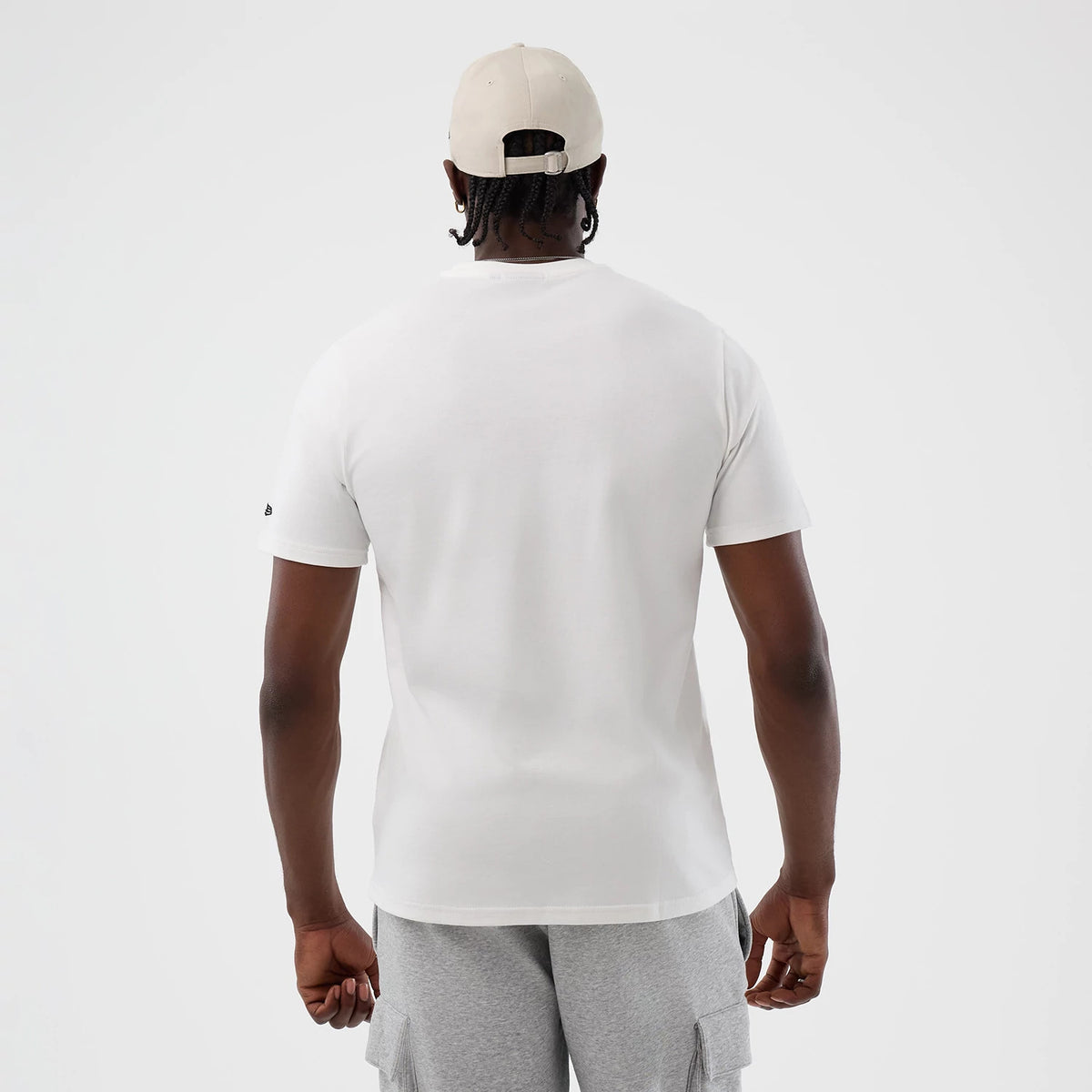 The model is wearing this NBA Beach Graphic LA Lakers T-Shirt in white. 2