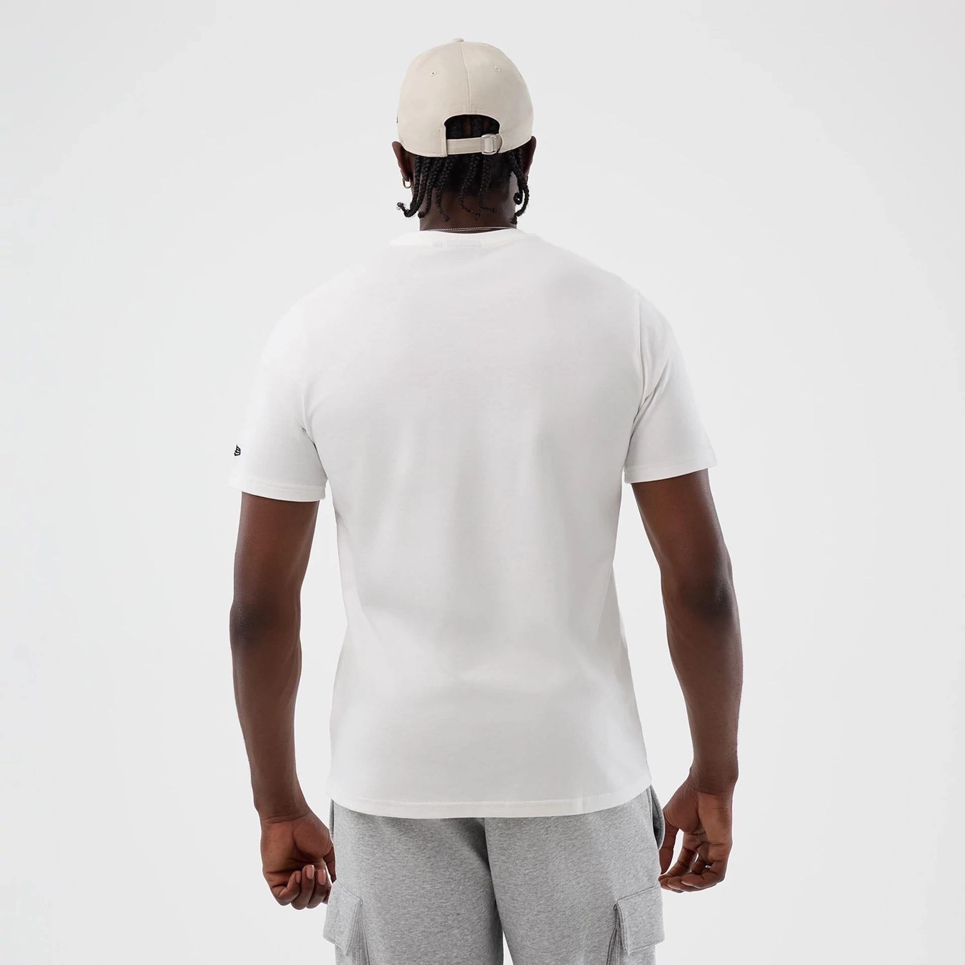 The model is wearing this NBA Beach Graphic LA Lakers T-Shirt in white. 2