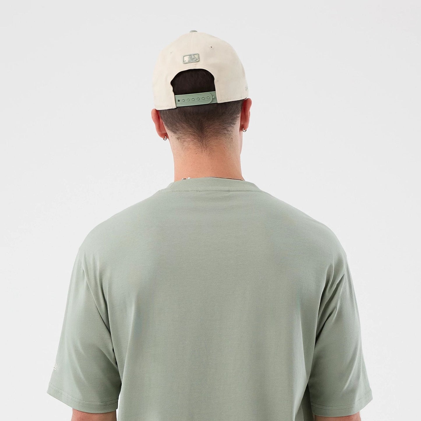 The model is wearing this MLB Script LA Dodgers Oversized T-Shirt in pastel green. 8