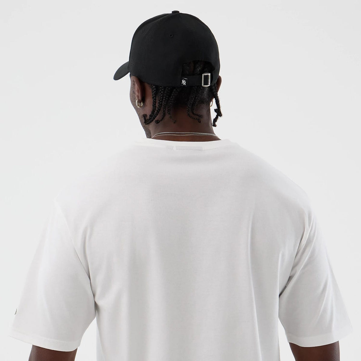 The model is wearing this MLB Icon Graphic New York Yankees T-Shirt in white. 7