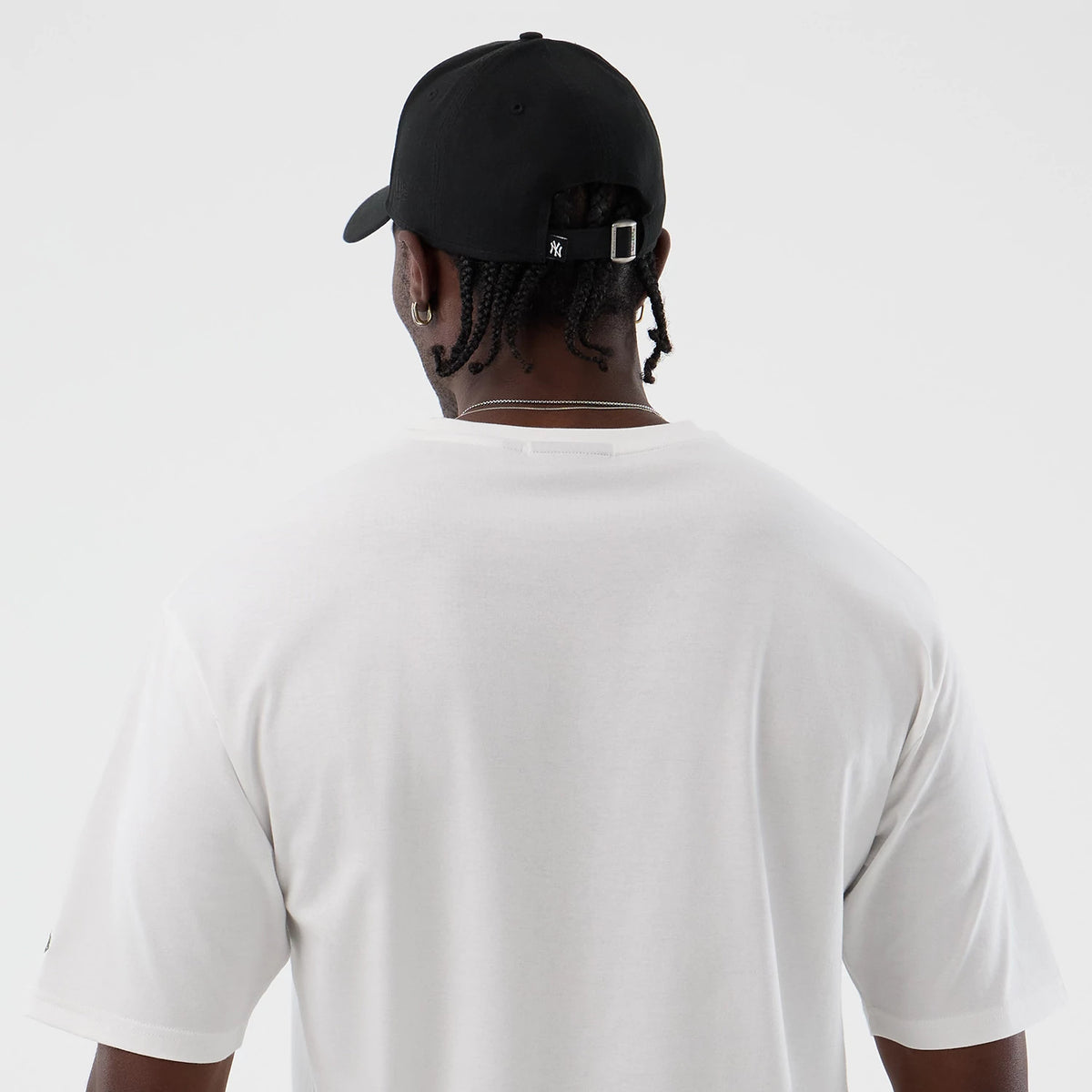 The model is wearing this MLB Icon Graphic New York Yankees T-Shirt in white. 7