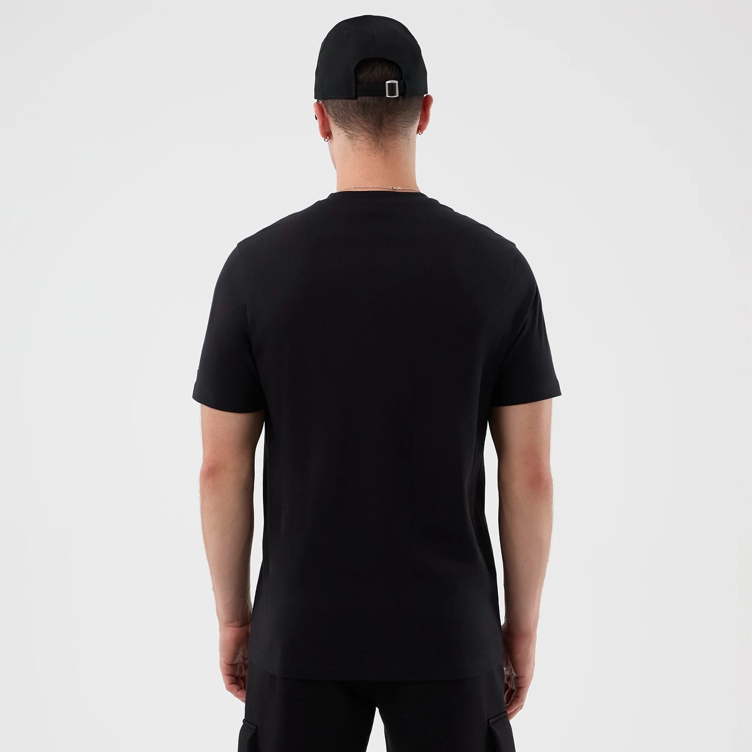 The model is wearing this NBA Court Graphic Chicago Bulls T-Shirt in black. 2