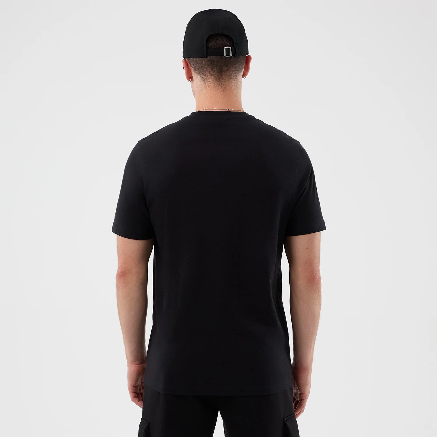 The model is wearing this NBA Court Graphic Chicago Bulls T-Shirt in black. 2