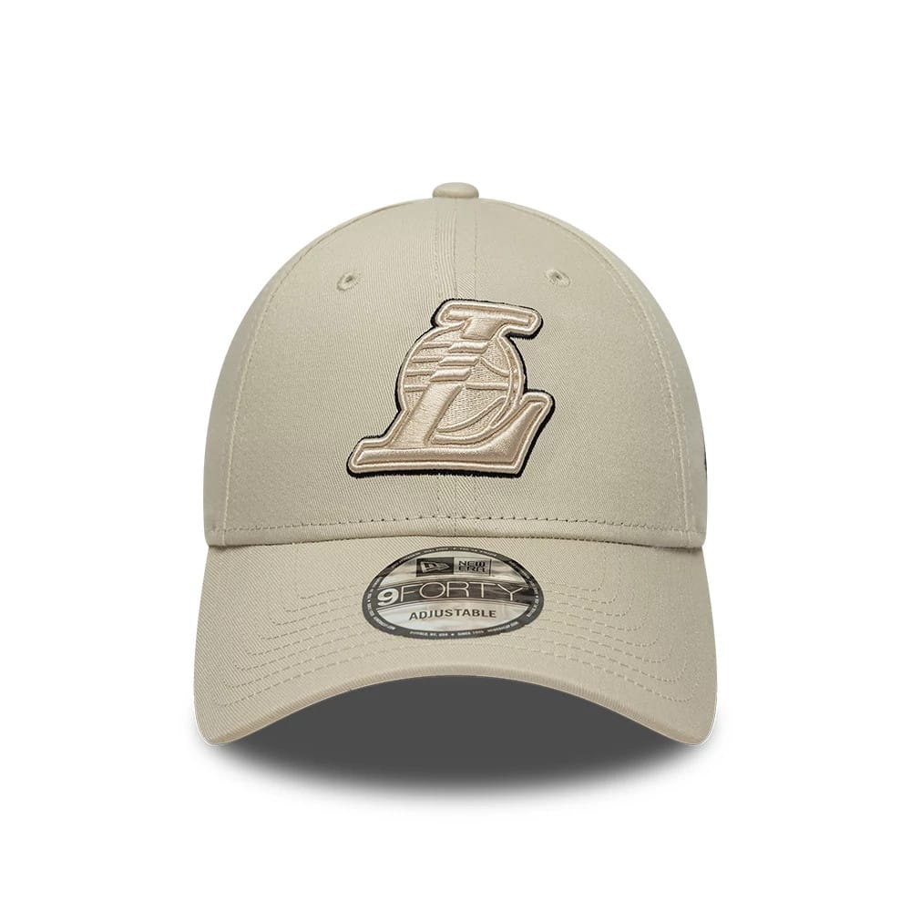 LA Lakers NBA Team Outline Cream New Era 9FORTY Adjustable Cap, front view showing the raised cream and black embroidered Lakers logo on the centre of the structured crown, with a curved cream visor and a 9FORTY size sticker.