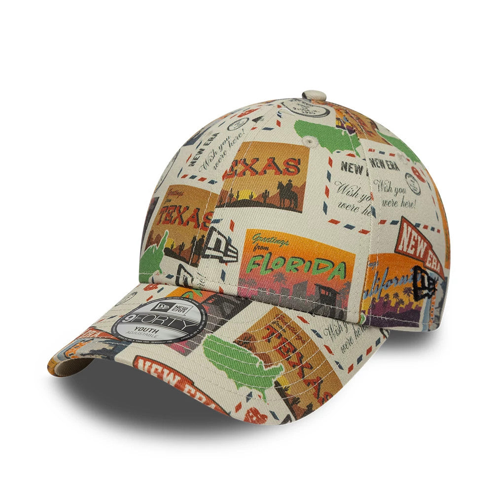 Youth New Era Location Light Beige 9FORTY Adjustable Cap, front view showing an all-over multicolour postcard pattern with Texas and Florida texts, a curved beige visor with a 9FORTY size sticker, and a light beige top button.