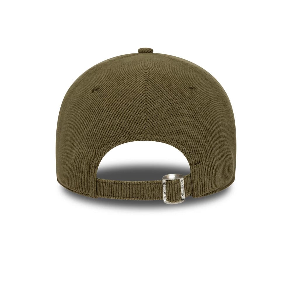 New York Yankees MLB Soft Cord Dark Green New Era 9FORTY Adjustable Cap, rear view showing the absence of a logo at the centre of the structured dark green corduroy crown, featuring a fabric strap with a buckle for adjustments.