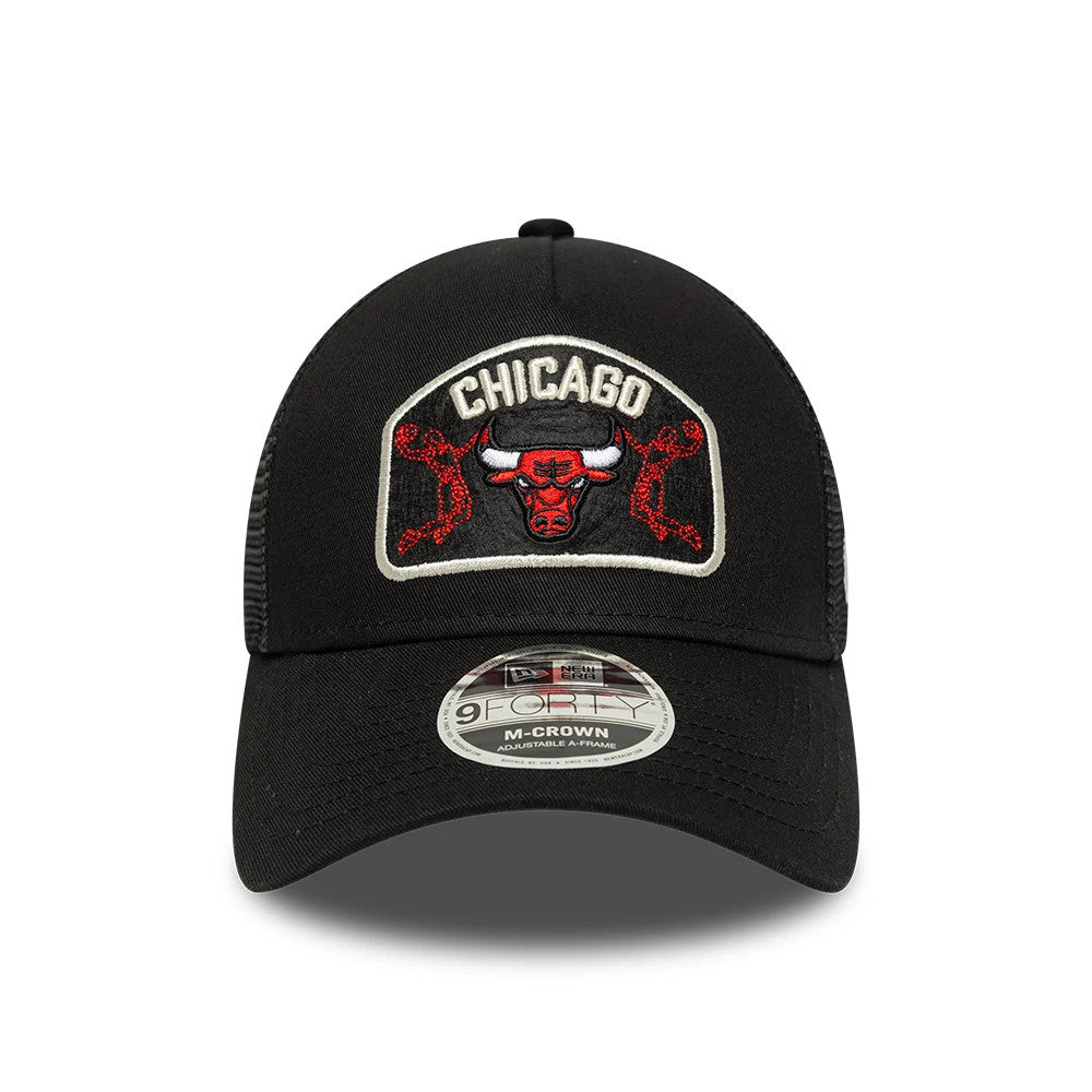 Chicago Bulls NBA Black New Era 9FORTY M-Crown A-Frame Trucker Adjustable Cap, front view showing the embroidered red and white Bulls logo with CHICAGO text on the black crown, curved visor and the 9FORTY size sticker on the visor.