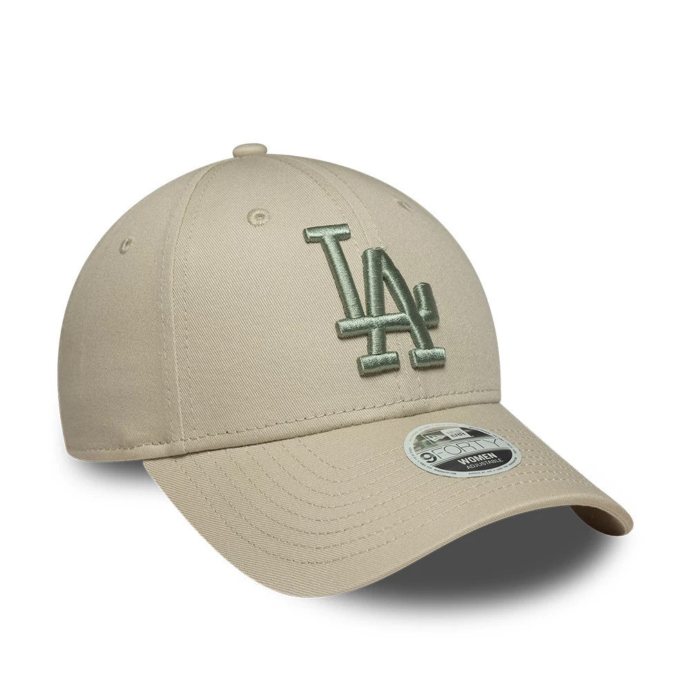 LA Dodgers Womens MLB League Essential Light Beige New Era 9FORTY Adjustable Cap, three-quarter view showing the green raised embroidered LA logo on the front panel, a curved light beige visor, and a 9FORTY size sticker on the visor.