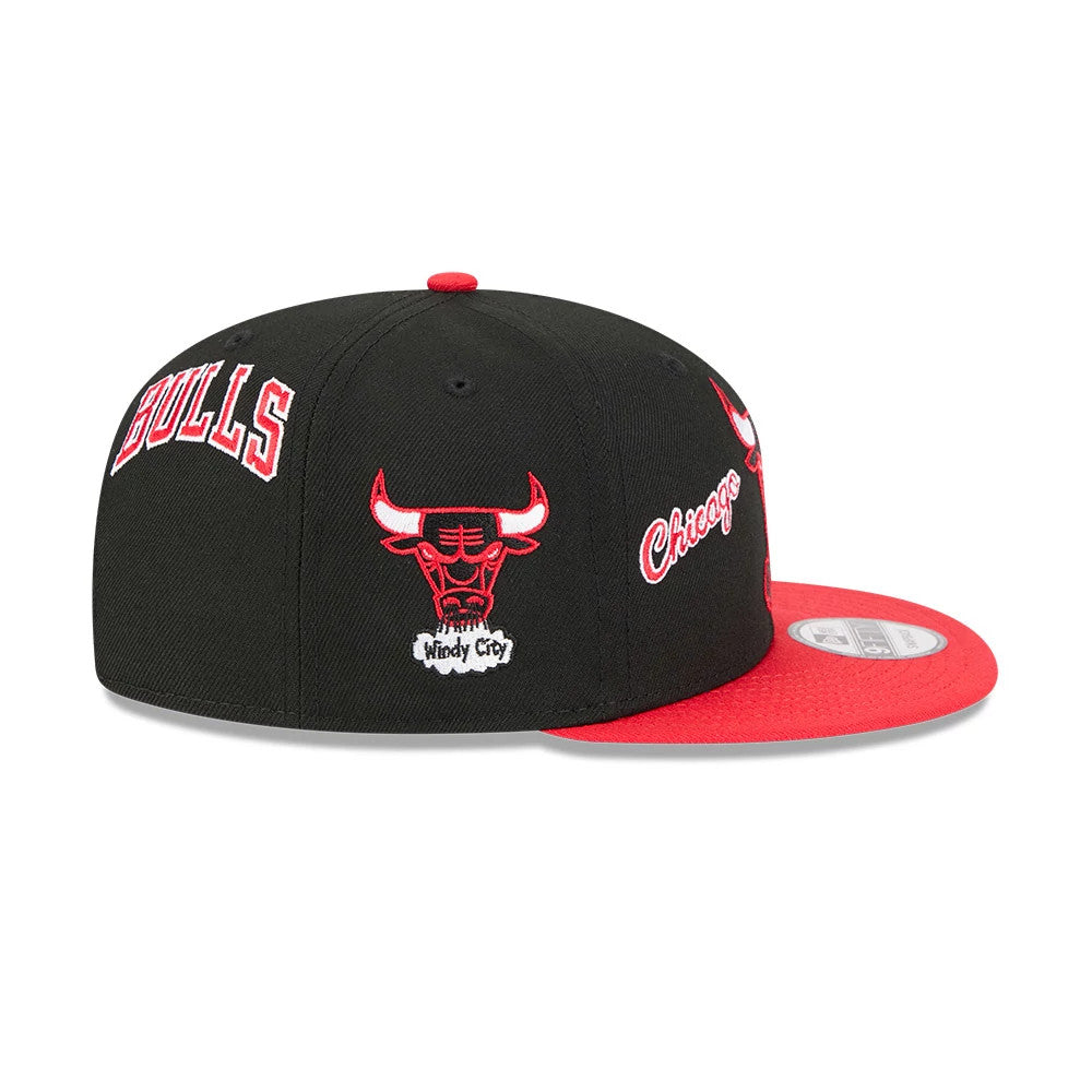 Chicago Bulls NBA Hardwood Classic ASG Black New Era 9FIFTY Snapback Adjustable Cap, side view showing the red and white embroidered Bulls logo on the front panel, BULLS and Chicago script on the sides, with a vivid red flat visor.