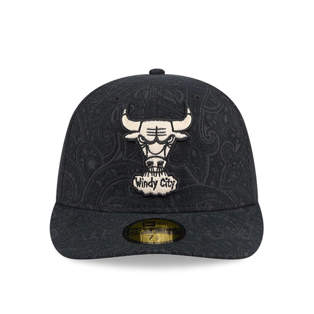 Chicago Bulls NBA Brushed Cotton Black New Era 59FIFTY Fitted Cap, front view showing an off-white embroidered Bulls logo with Windy City text on the structured black paisley-patterned crown, featuring a gold 59FIFTY size sticker on the visor.