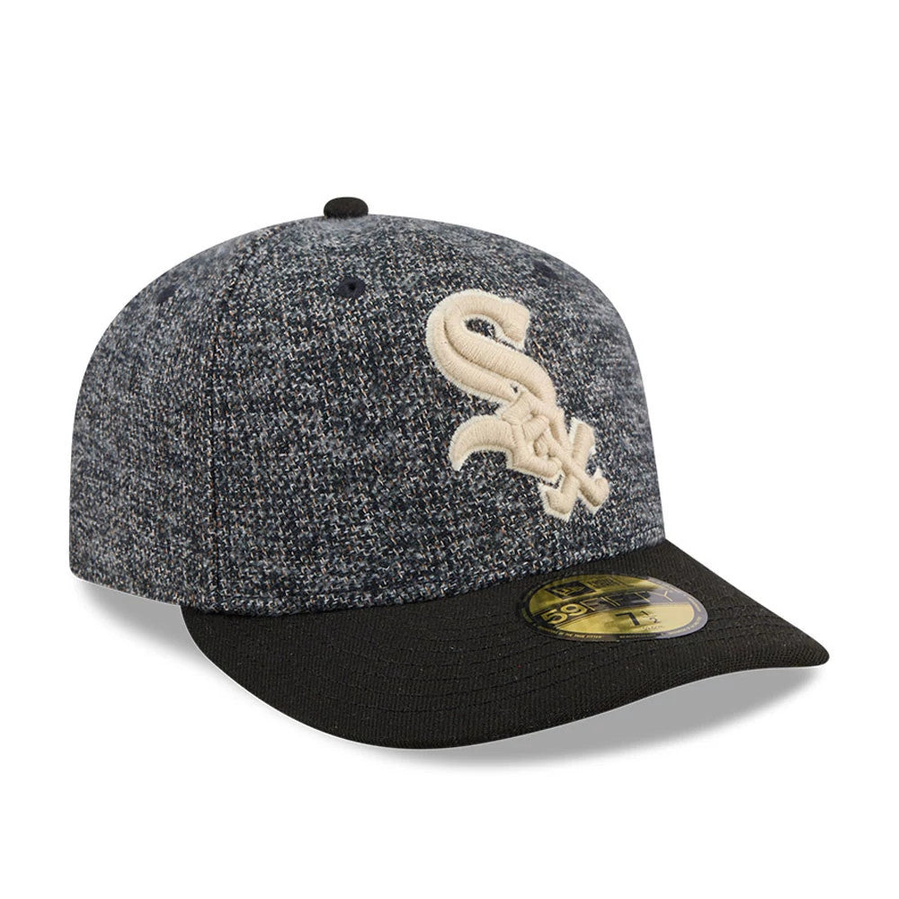 Chicago White Sox MLB Tweedy Cotton Black New Era 59FIFTY Fitted Cap, three-quarter view showing the cream embroidered Sox logo on the textured tweed crown, paired with a black flat visor featuring a gold 59FIFTY size sticker.