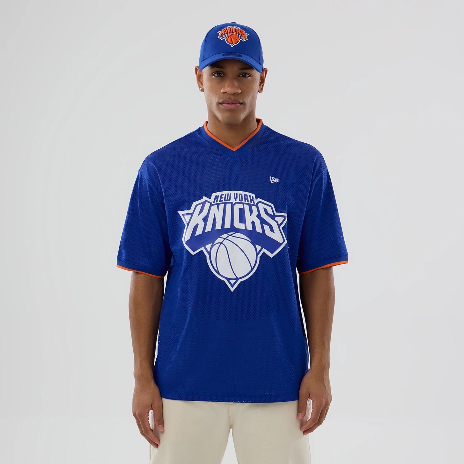 The model is wearing this NBA Mesh New York Knicks Oversized T-Shirt in blue. 1