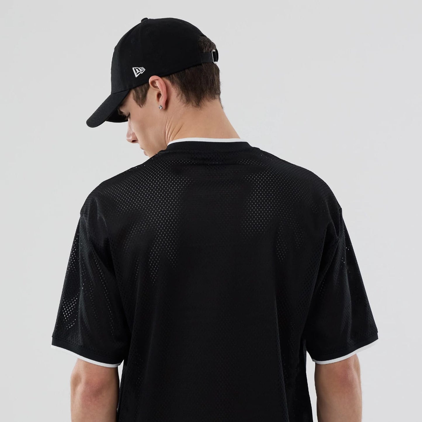 The model is wearing this NBA Mesh Chicago Bulls Oversized T-Shirt in black. 7