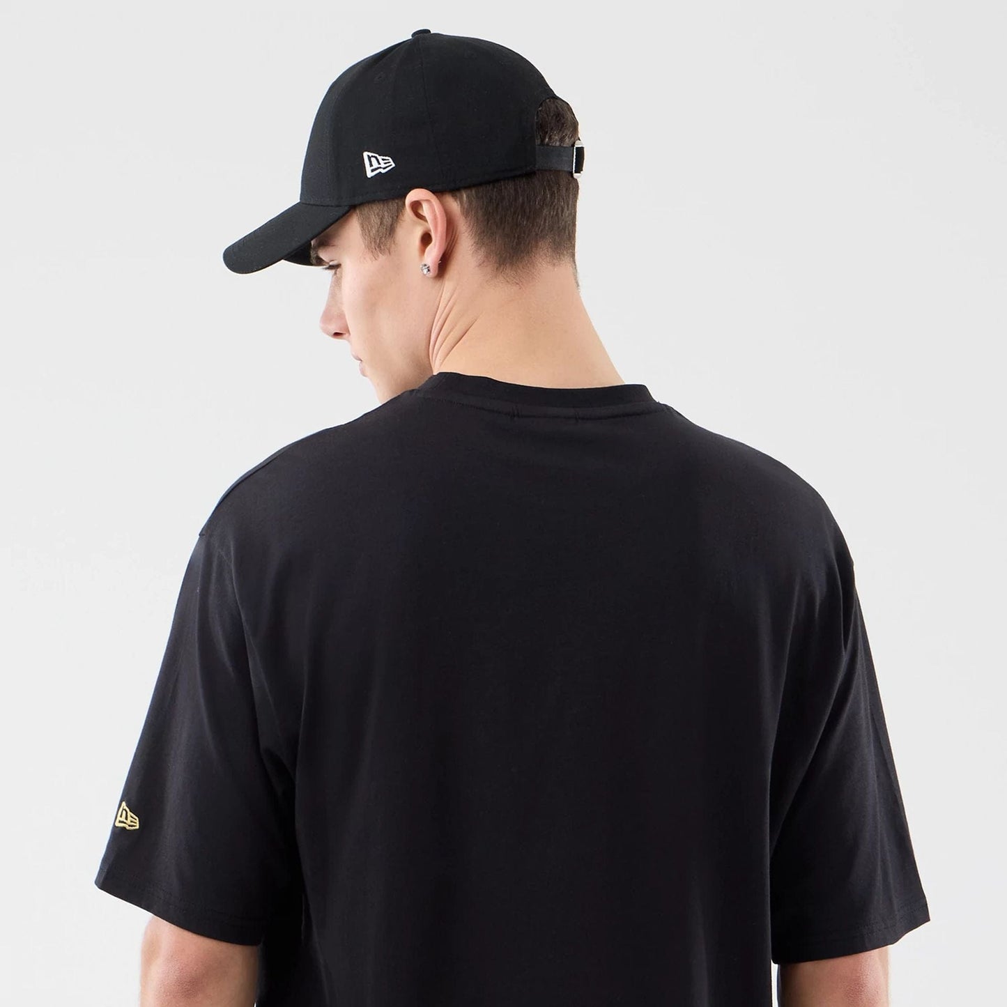 The model is wearing this New Era Sticker Porto Oversized T-Shirt in black. 7