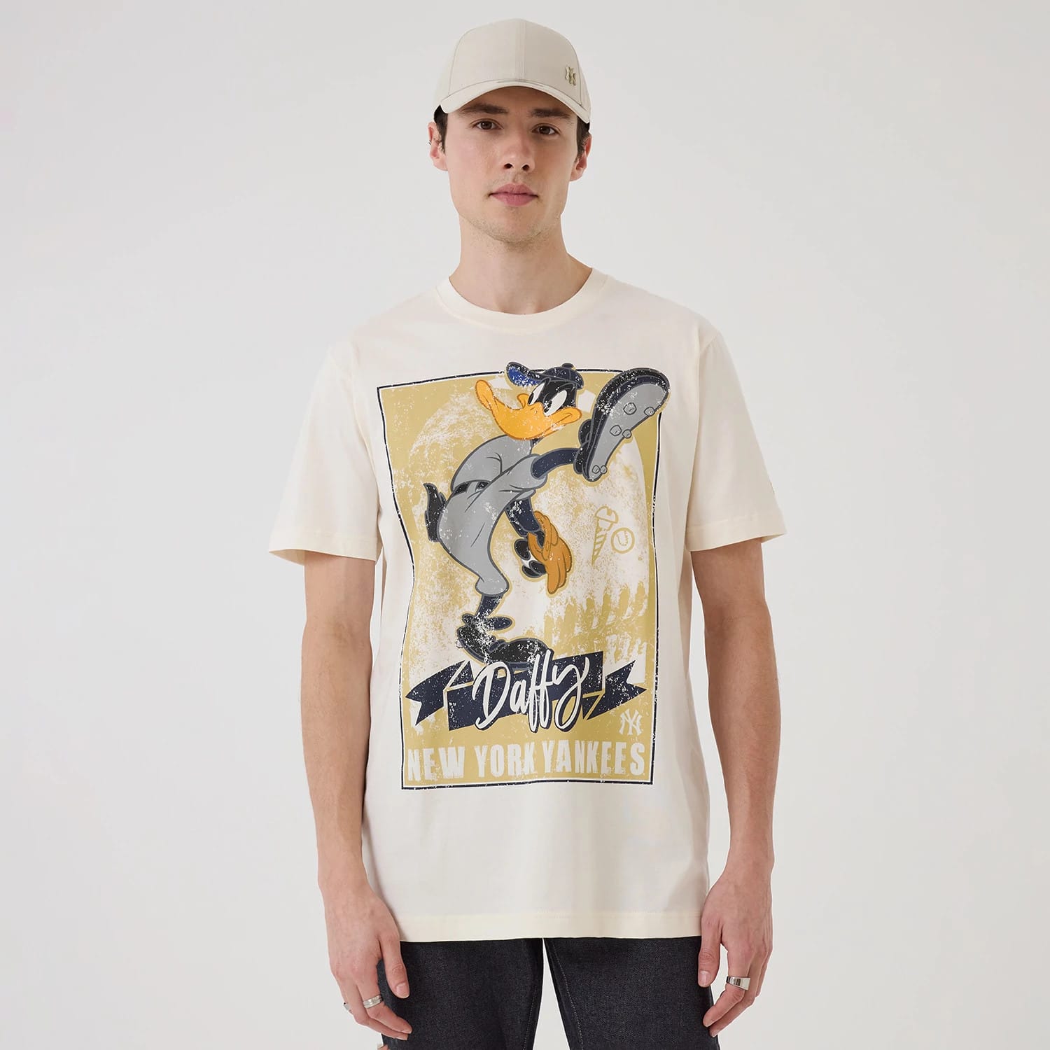 The model is wearing this MLB X Looney Tunes New York Yankees T-Shirt in Cream. 1