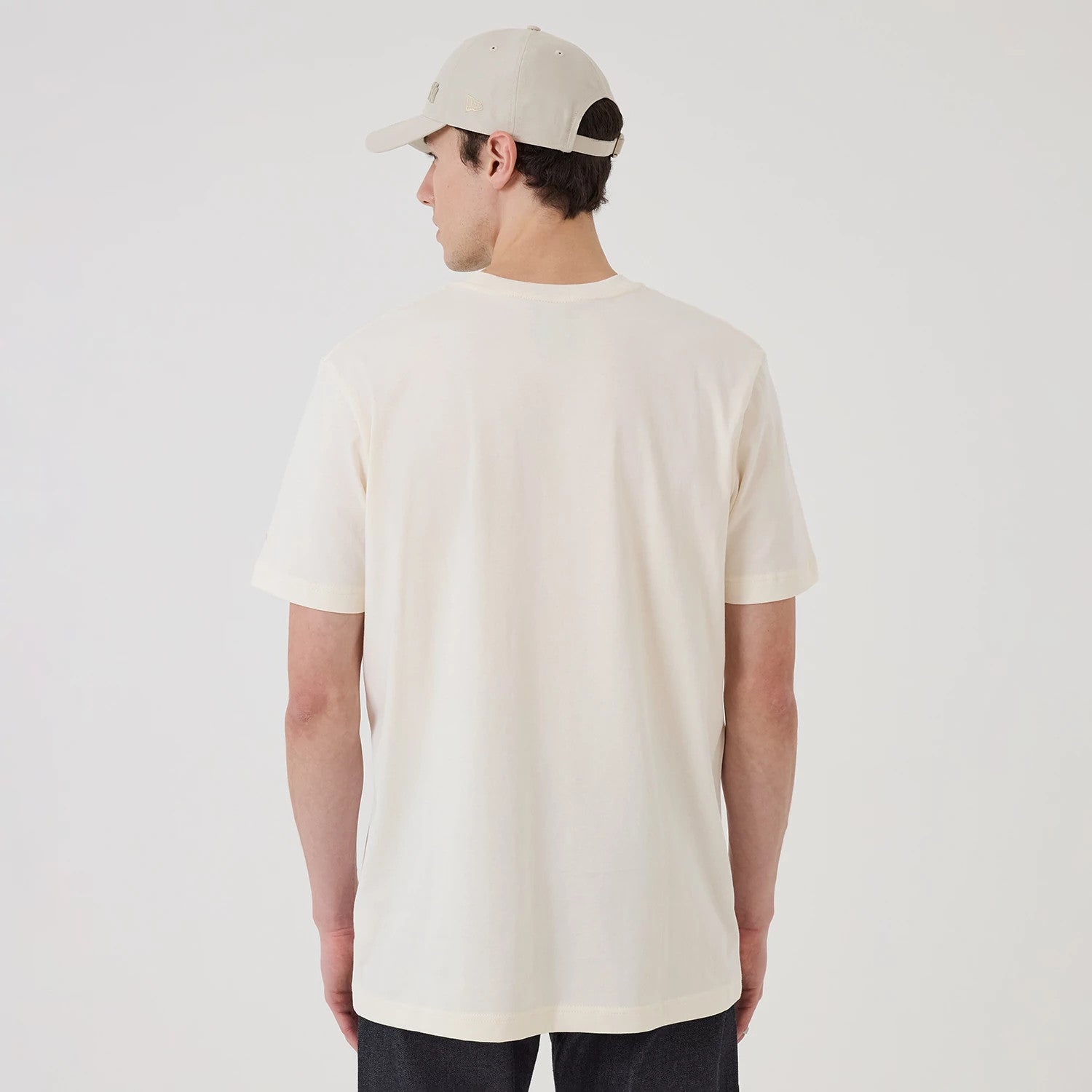 The model is wearing this MLB X Looney Tunes New York Yankees T-Shirt in Cream. 2