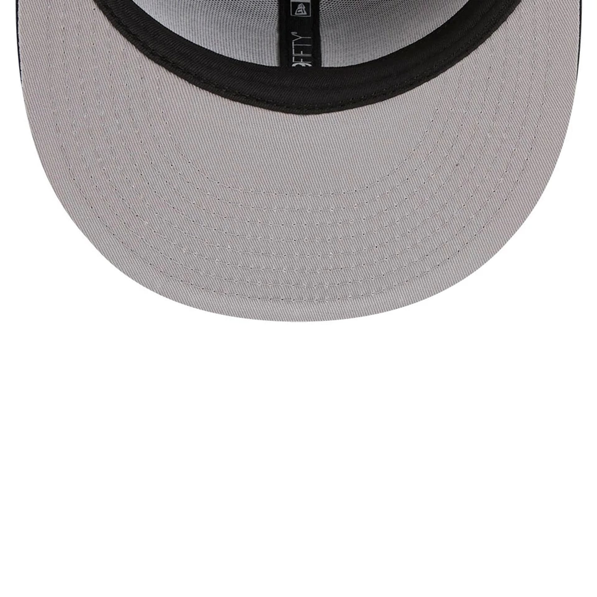 Pictured is this MLB X Looney Tunes Bugs Bunny Detroit Tigers 59FIFTY Fitted cap in navy. 2