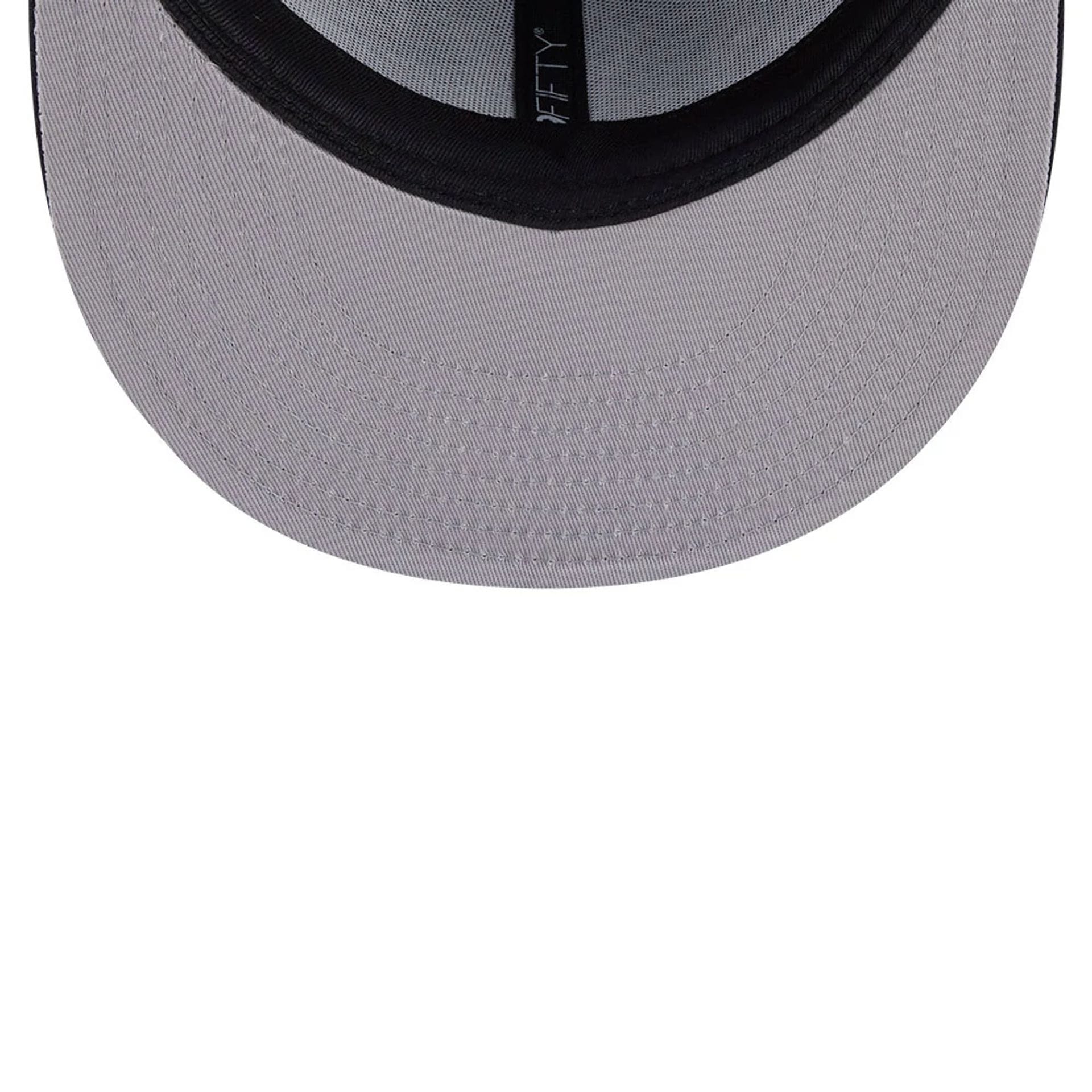 Pictured is this MLB X Looney Tunes Bugs Bunny New York Yankees 59FIFTY Fitted cap in navy. 2