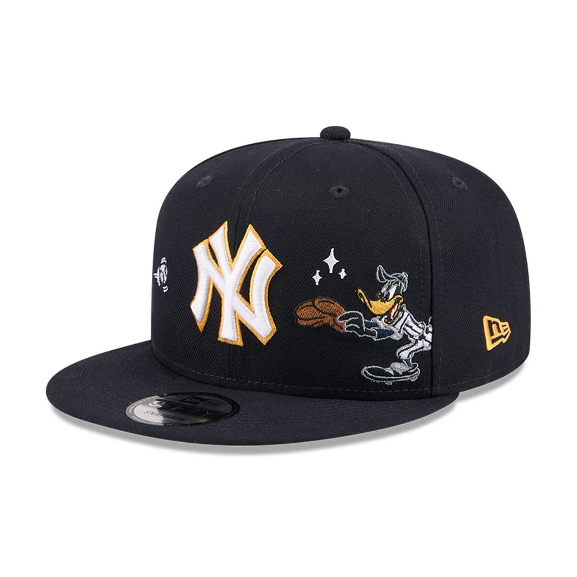 Pictured is this MLB X Looney Tunes Daffy Duck New York Yankees 9FIFTY Snapback Adjustable cap in navy. 1
